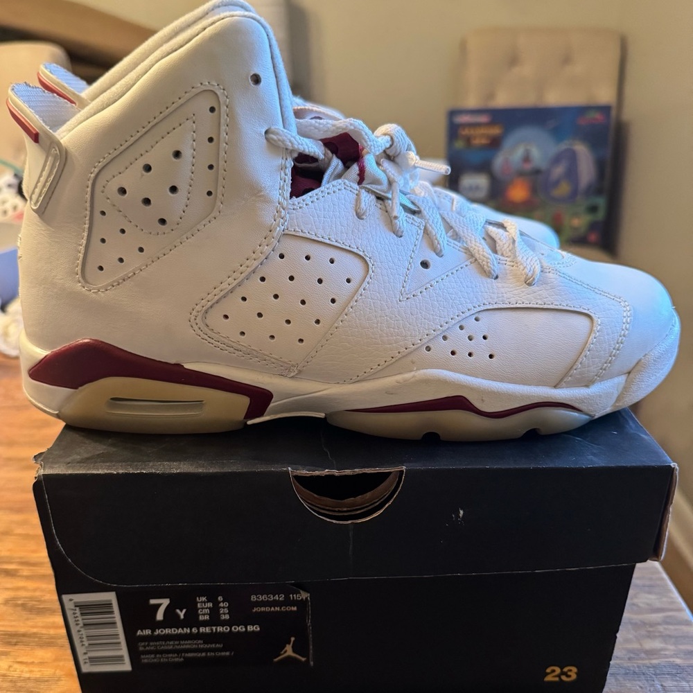 Air Jordan 6 Retro Maroon OG Sneakers